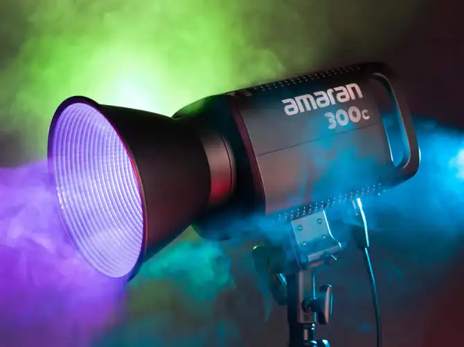 Equipamento de iluminação durante uma montagem.