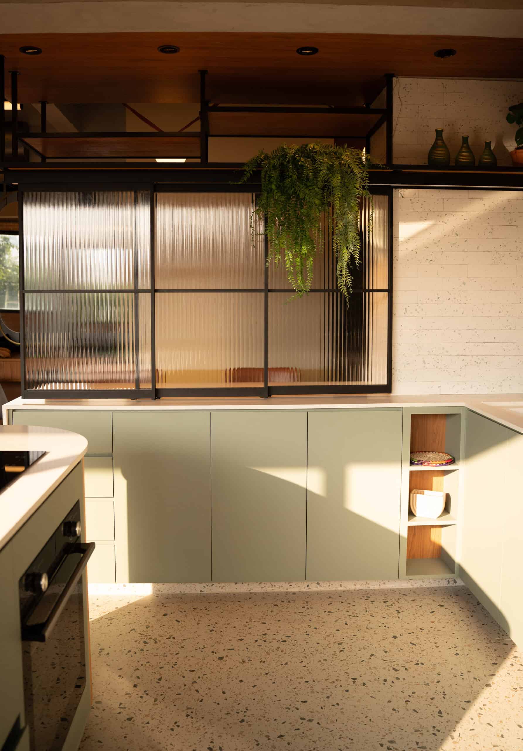 Detalhes de materiais e armários no espaço.