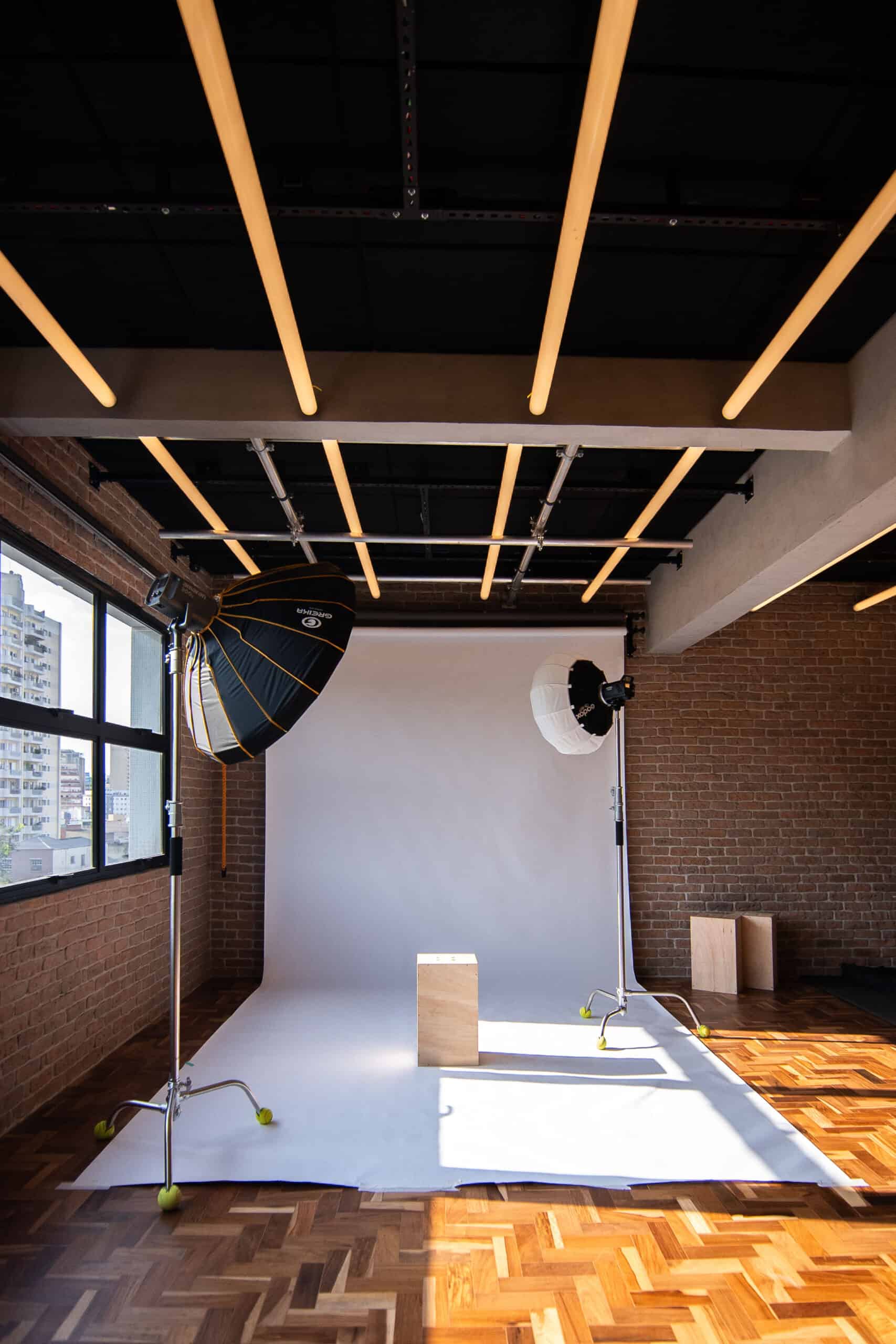 Loft preparado com fundo infinito e luzes.